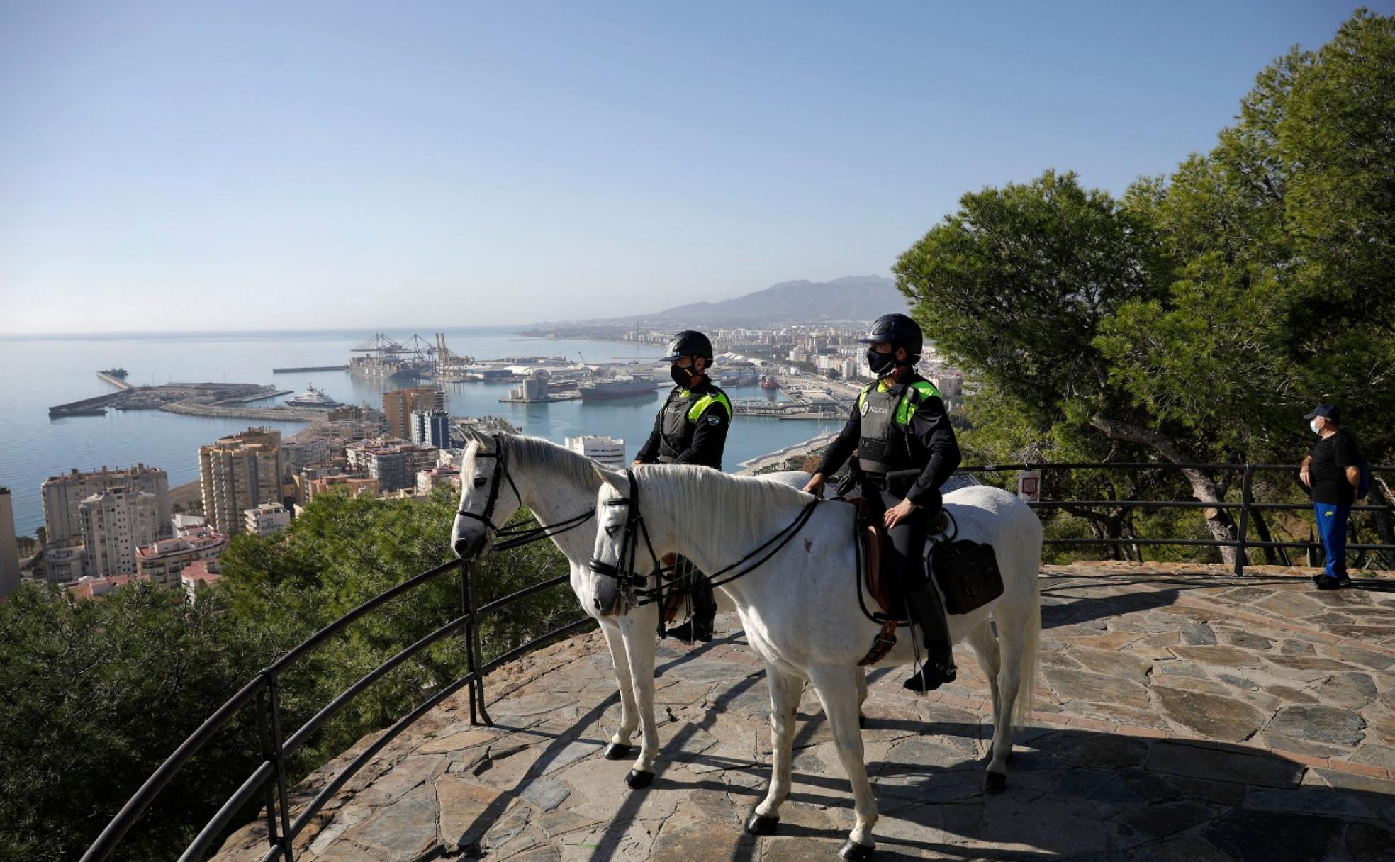 Una patrulla del Grupo de Caballería, en el mirador de Gibralfaro.