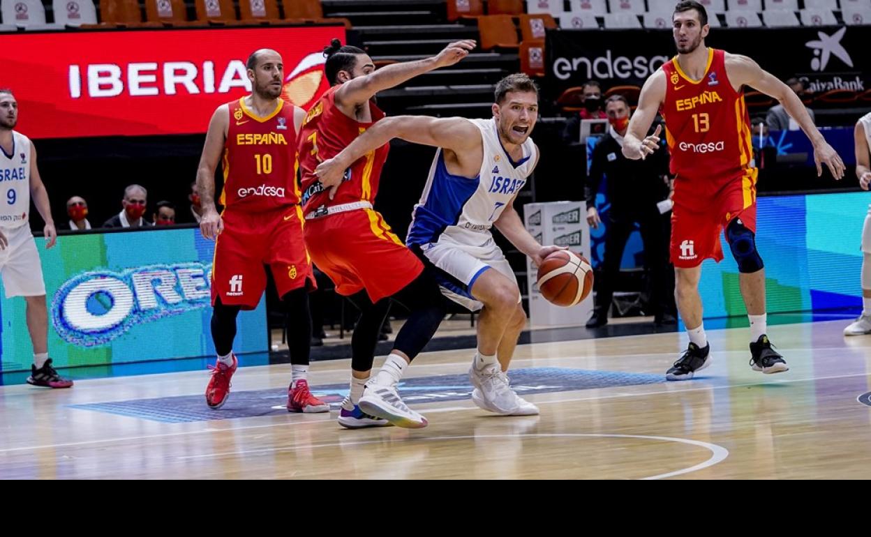 Francis Alonso defiende a Gal Mekel en el partido ante Israel. 