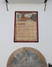 Imagen secundaria 2 - En el casco urbano de Atajate hay muchas alusiones a esta tradición y cuenta con el Museo del Mosto al Aire Libre. Abajo, mosaico situado en Cartajima, en el que se relata la tradición del vino.