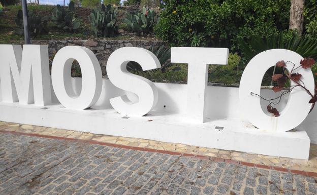 Imagen principal - En el casco urbano de Atajate hay muchas alusiones a esta tradición y cuenta con el Museo del Mosto al Aire Libre. Abajo, mosaico situado en Cartajima, en el que se relata la tradición del vino.