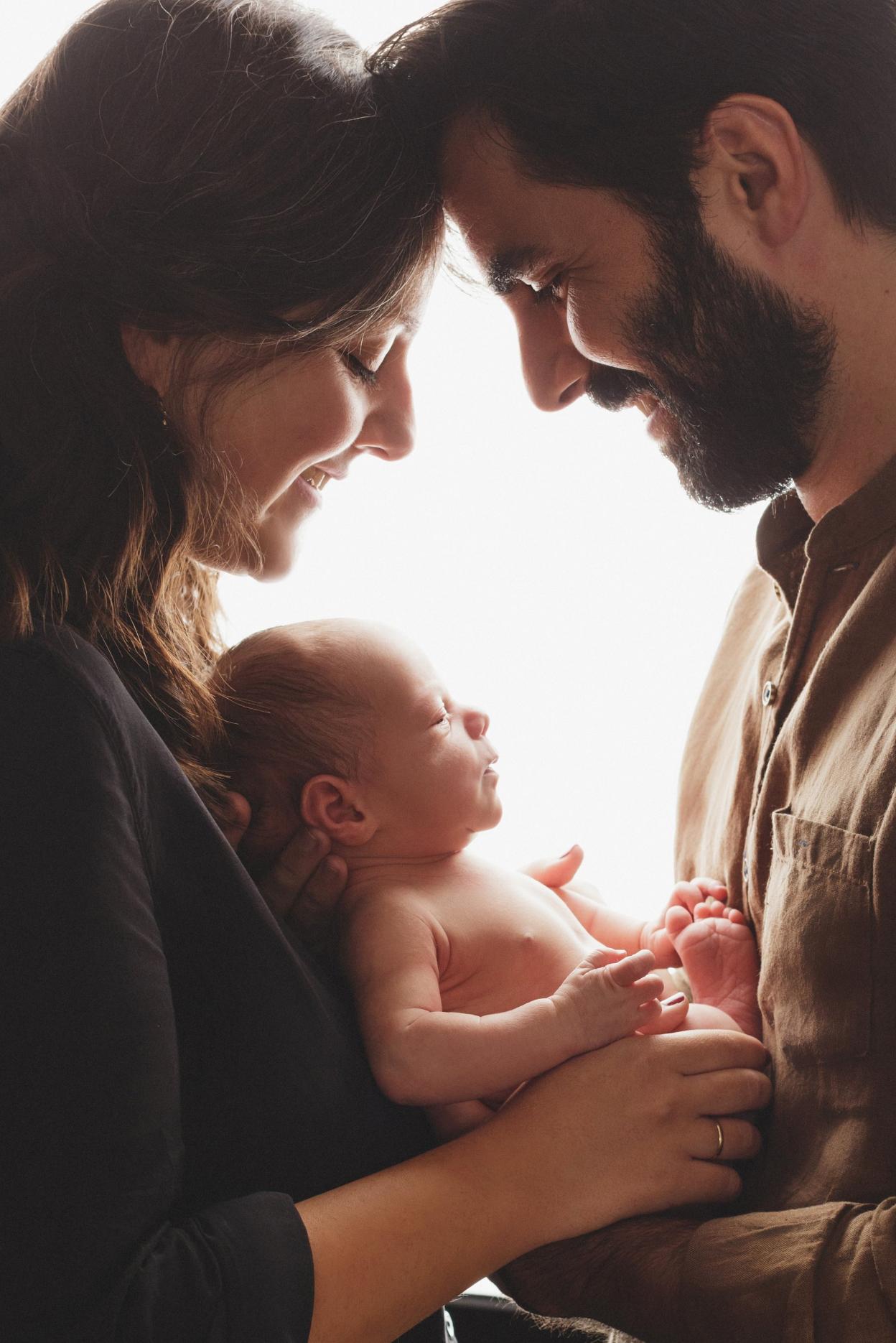 Charo Molina y Dani Romero junto a su hijo Mateo que justo ayer cumplió dos meses. sur