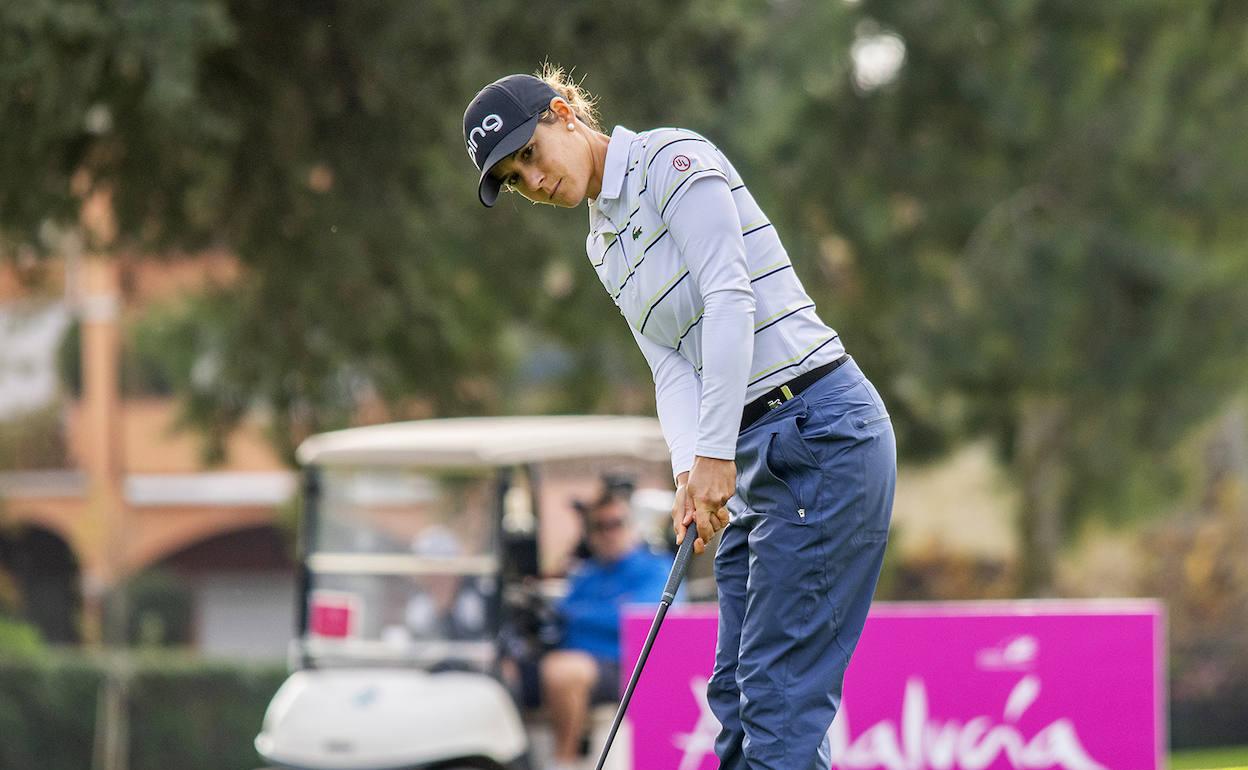 Uno de los 'putts' de Azahara durante el torneo. 