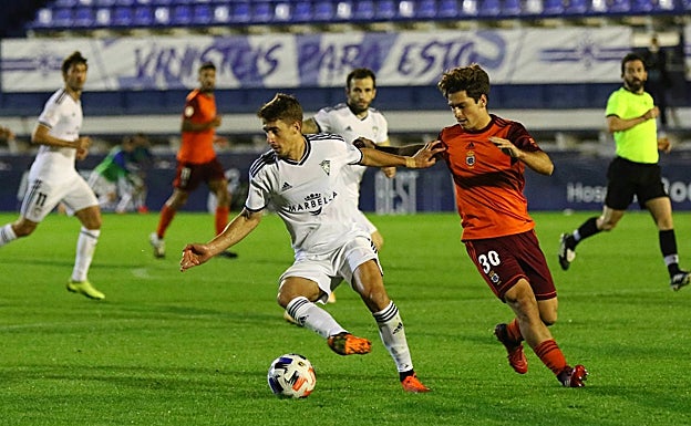 Alfred Planas , con el balón ante Alfonso. 