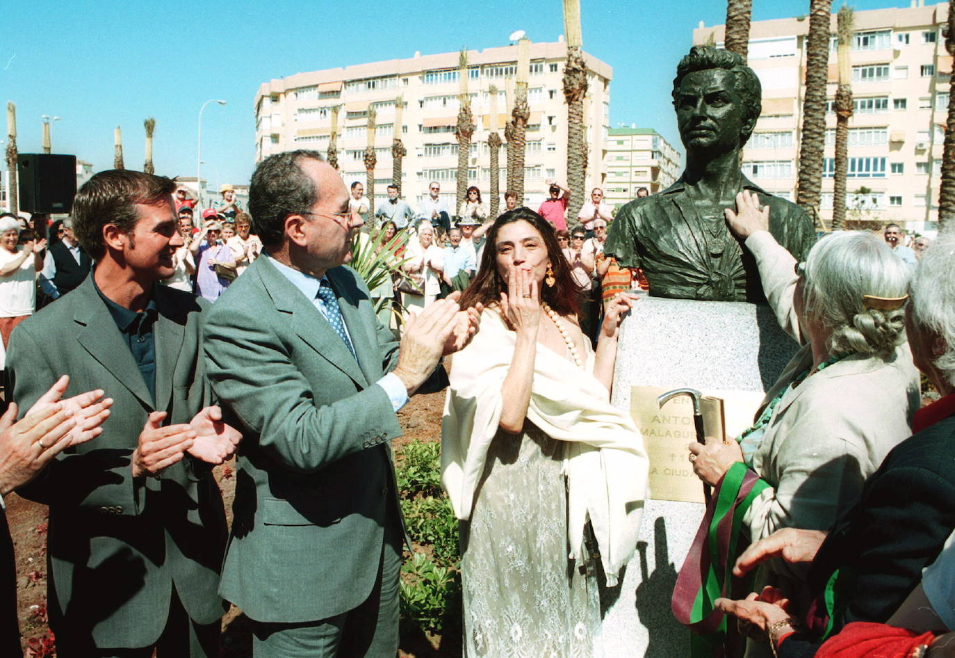 2002. Busto de Antono Molina en Huelin