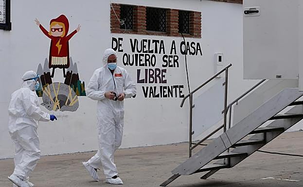 Imagen principal - «No sabemos cómo se ha llegado a esta situación»: pruebas del coronavirus al pueblo de Cuevas del Becerro