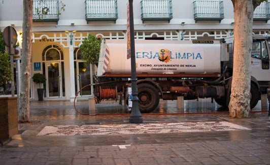 Un camión de limpieza, en la céntrica plaza Cavana. 