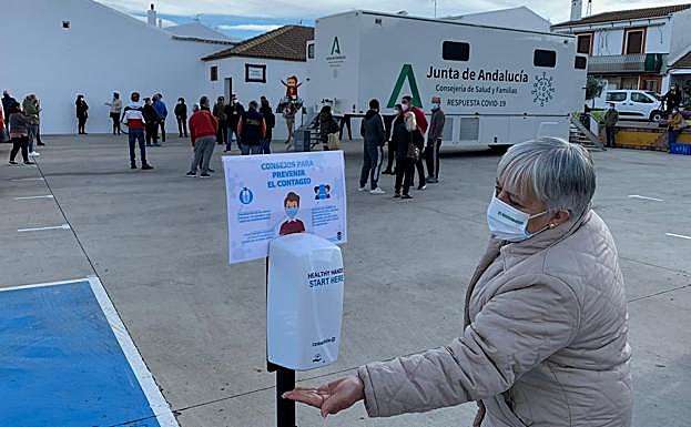 Vecinos del municipio esperan para someterse a las pruebas, este lunes. 