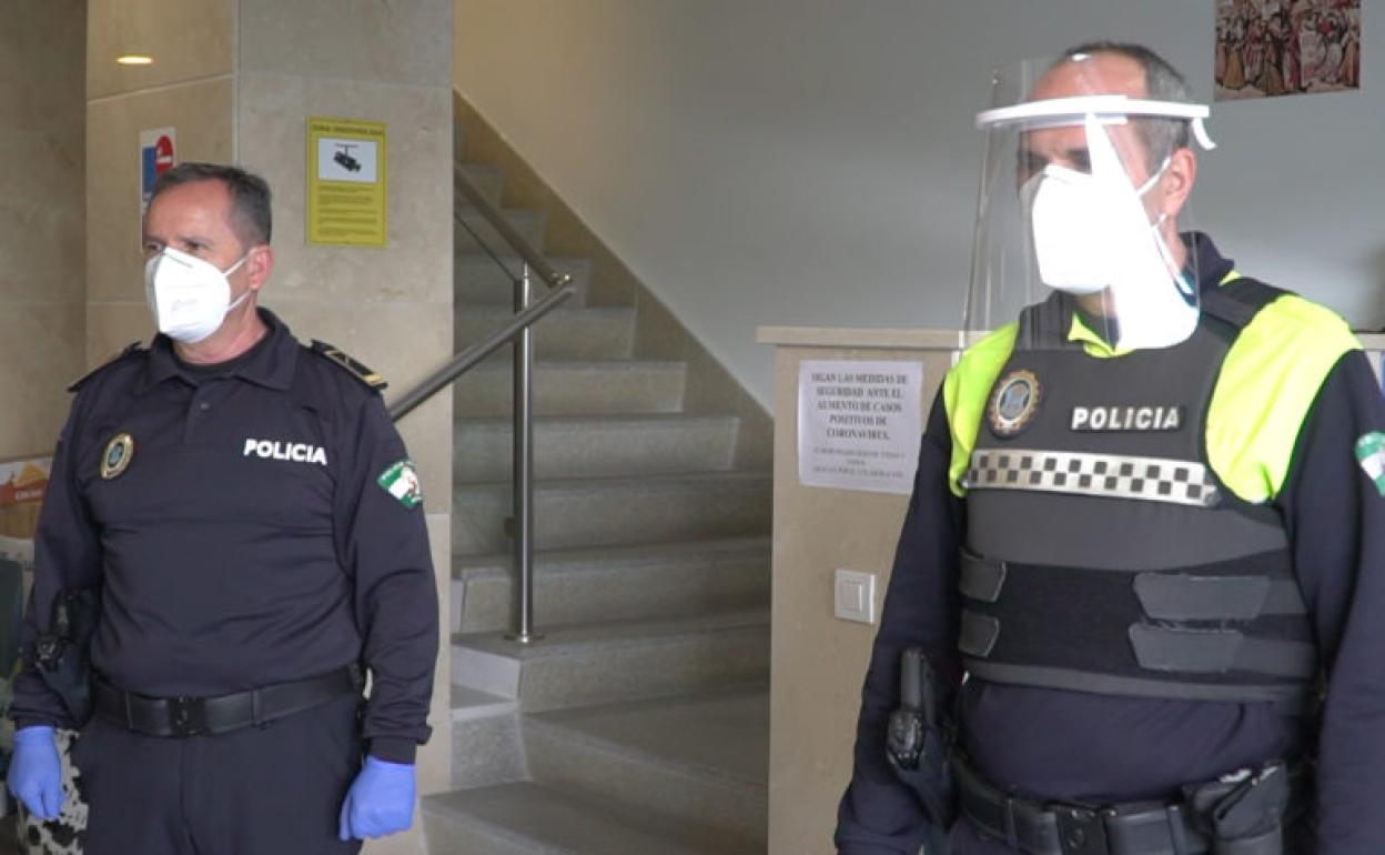 Dos agentes de la plantilla nerjeña, con los equipos de protección frente al Covid-19. 