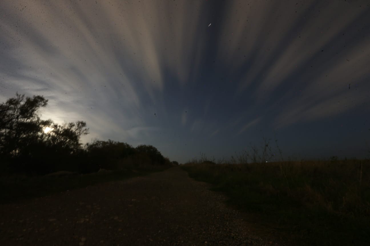 El último eclipse lunar de 2020 se produjo en la noche de este 30 de noviembre. Se trata de un eclipse penumbral (o apulso), que ocurre cuando la Luna pasa a través de la penumbra terrestre y la penumbra ocasiona un sutil oscurecimiento en la superficie lunar