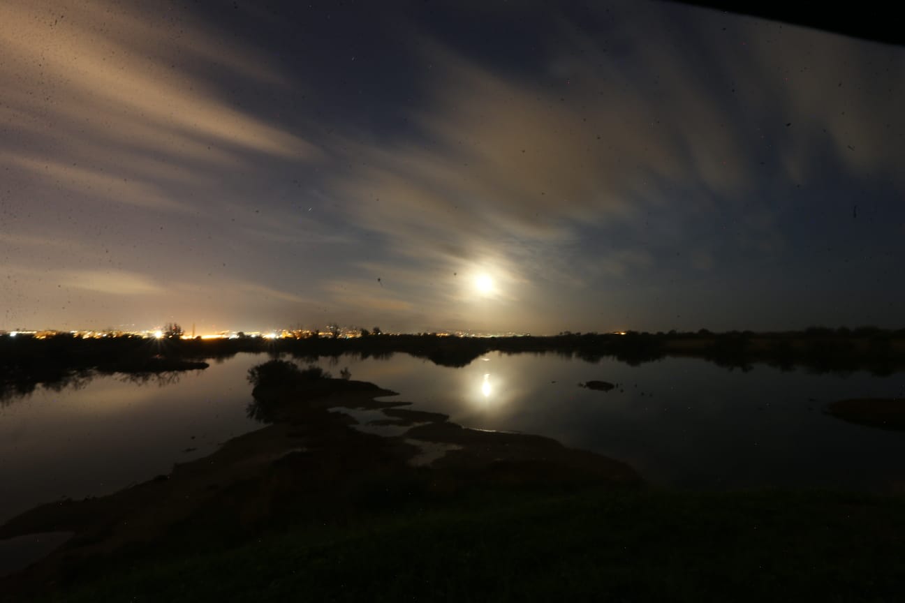 El última eclipse lunar del año convierte al paraje natural en el escenario de un embriagador juego de luces. En ningún otro punto de Europa se pueden ver tantas especies de aves en un espacio tan reducido