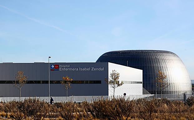 Imagen principal - Exterior del hospital Isabel Zendal (arriba), vista del interior (centro) y Díaz Ayuso con sanitarios (abajo).