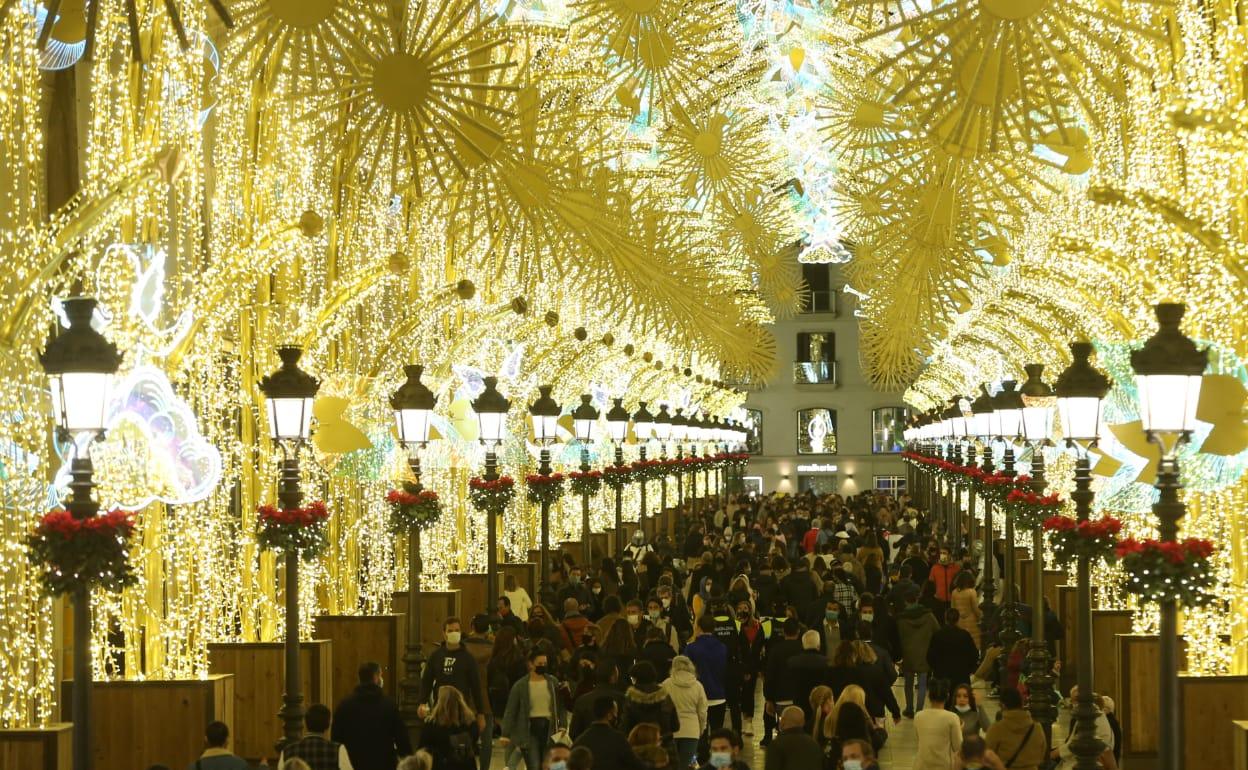 Ambiente en la calle Larios tras el encendido del alumbrado el pasado viernes. 