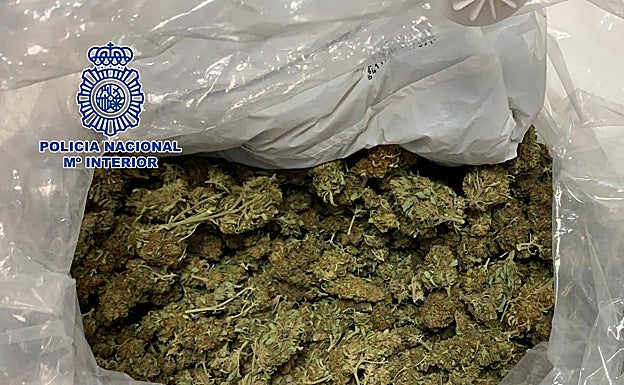 Parte la droga intervenida por los agentes. 