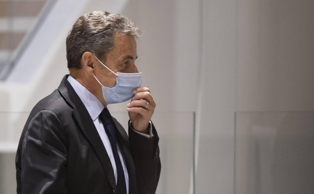 Nicolas Sarkozy sale de la sala del tribunal que le juzga.