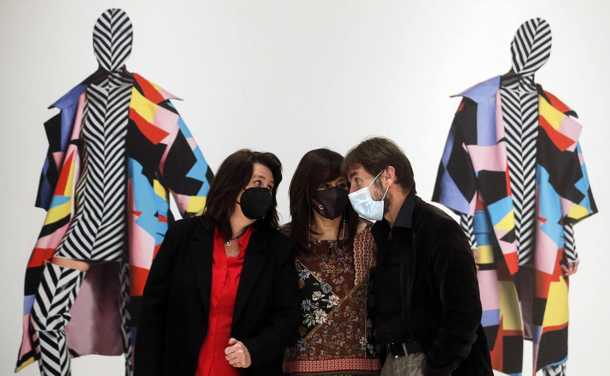 Adelfa Calvo, Aurora Rosales y Antonio de la Torre, ayer, antes de comenzar la charla 'Máscaras y teatro'. 