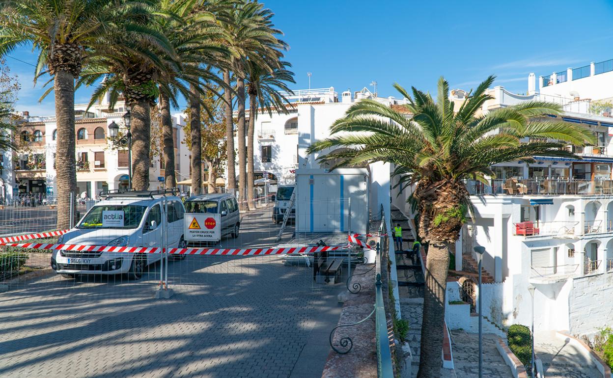 Operarios y maquinaria, ayer en el Balcón de Europa, junto a la zona donde se ejecutan las obras. 