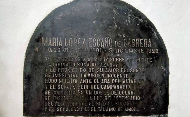 Imagen principal - Arriba, lápida de María López Escaño que relata su muerte en la iglesia el día de su boda. Abajo, retrato de la fallecida vestida de novia y, a la derecha, iglesia de San Jacinto de Macharaviaya. Fotos: F. G. y Ayuntamiento de Macharaviaya.