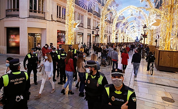Bendodo pide al alcalde que evite «luces y mercadillos» para prevenir «aglomeración de personas»