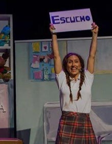 Imagen secundaria 2 - Fotograma de 'El secreto de Ana'. Abajo, una charla escolar de Redime y la obra teatral 'Corazonada', de Con.ciencia 
