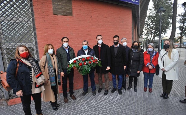 Ruiz Espejo con concejales del PSOE de la capital, durante el homenaje.