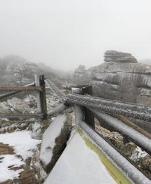 Imagen secundaria 2 - Imágenes de El Torcal de Antequera y una vista de la Sierra Tejeda.