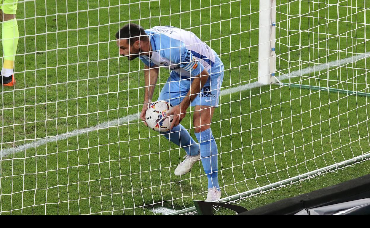 Lombán saca desde dentro de la portería el balón, tras uno de los goles del Cartagena. 
