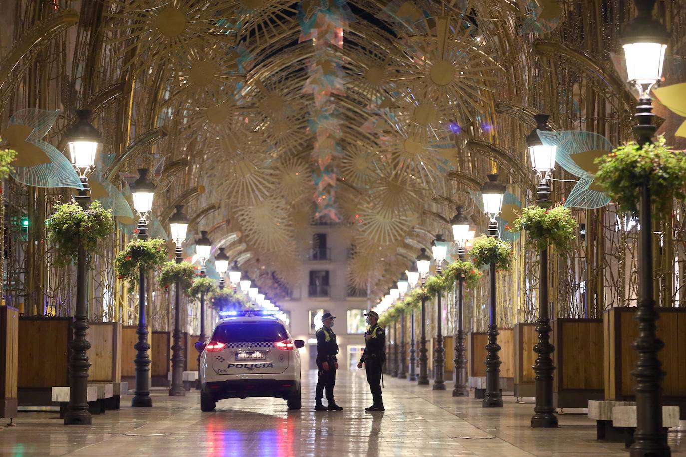 Un paseo por la Málaga de noche con el toque de queda. 