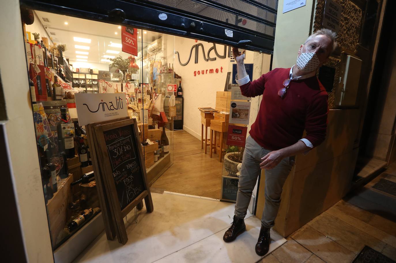 Un paseo por la Málaga de noche con el toque de queda. 