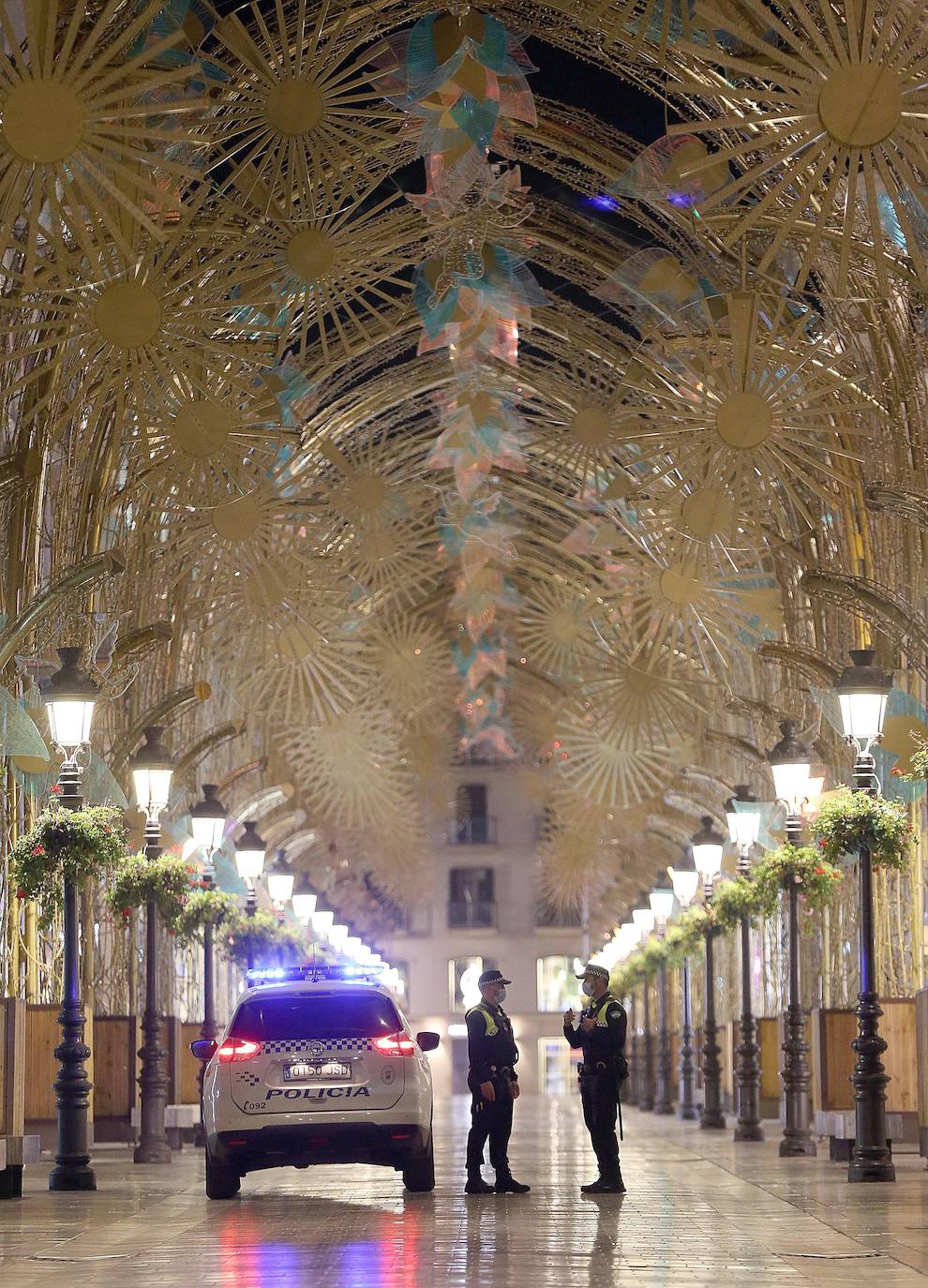 Un paseo por la Málaga de noche con el toque de queda. 