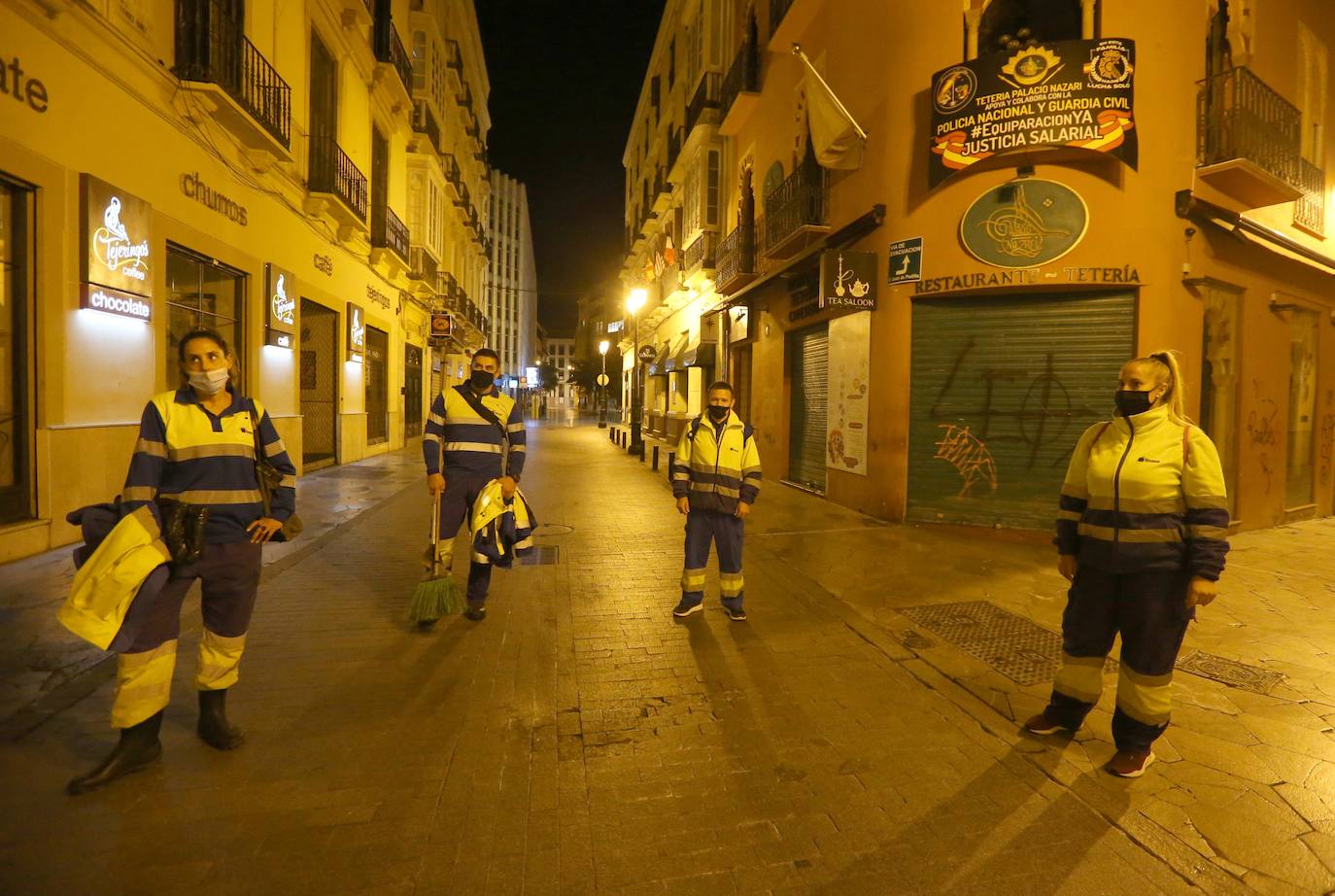 Un paseo por la Málaga de noche con el toque de queda. 