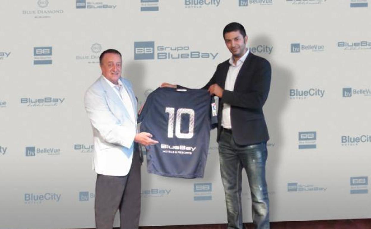 El director general de BlueBay, Joaquim Janer, y el vicepresidente Moayad Shatat presentan el acuerdo en 2013. 