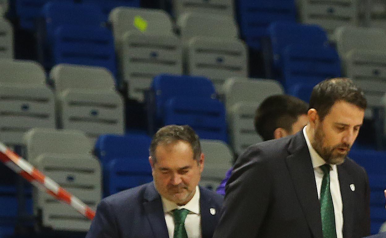 Luis Casimiro, junto a sus ayudantes antes de un tiempo muerto. 