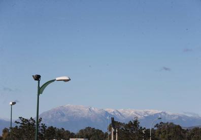 Imagen secundaria 1 - Una pareja en El Torcal para ver la nieve. Sierra Tejeda desde Málaga capital.Imagen de Alfarbate.