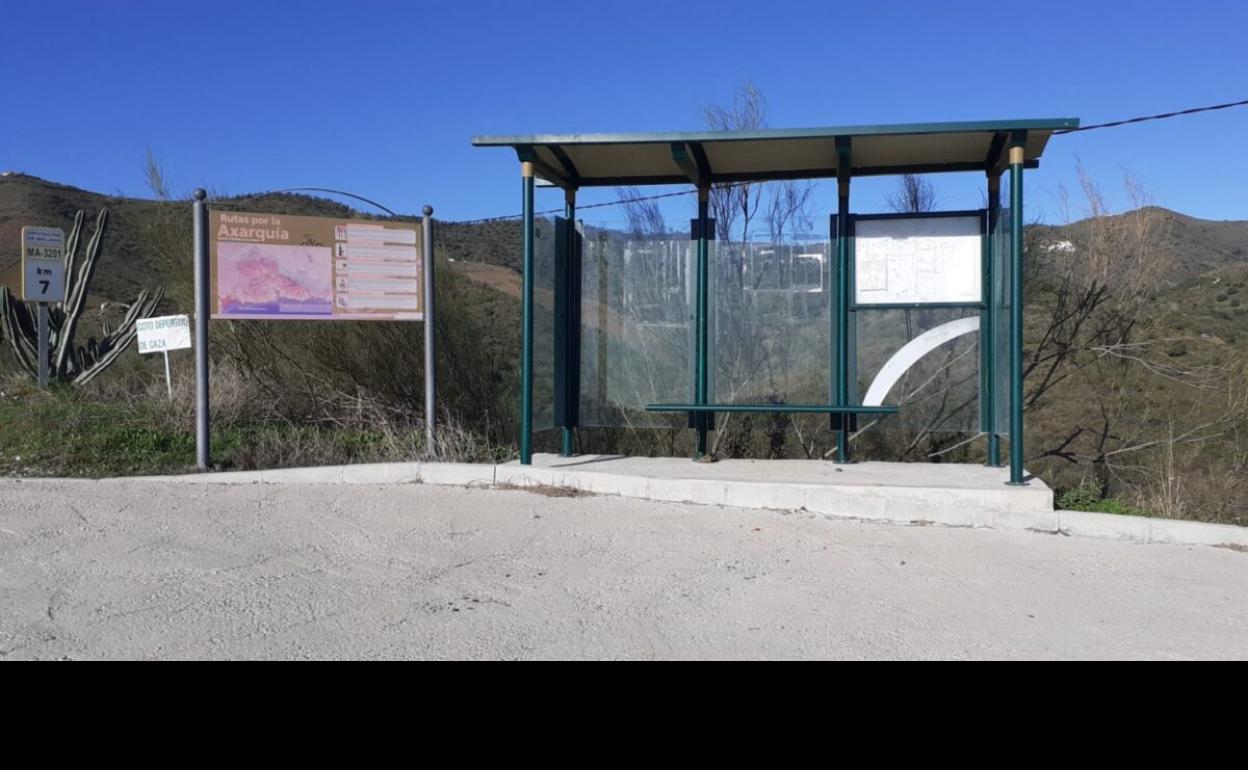Parada de autobús a la entrada de Macharaviaya. 