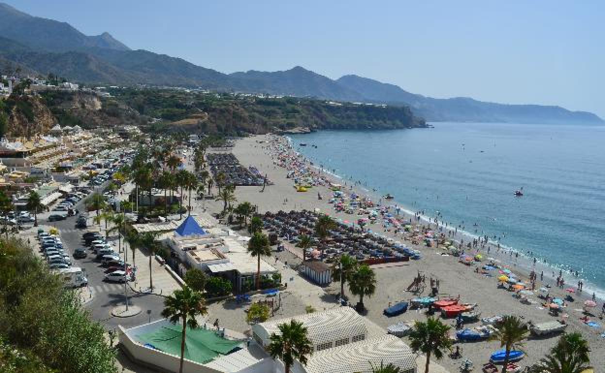 Panorámica de la playa de Burriana desde el Parador de Turismo de Nerja. 