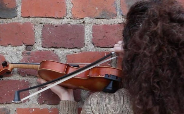 Luz Prado, en una imagen de su vídeo que le busca el sonido a la Torre Mónica. 