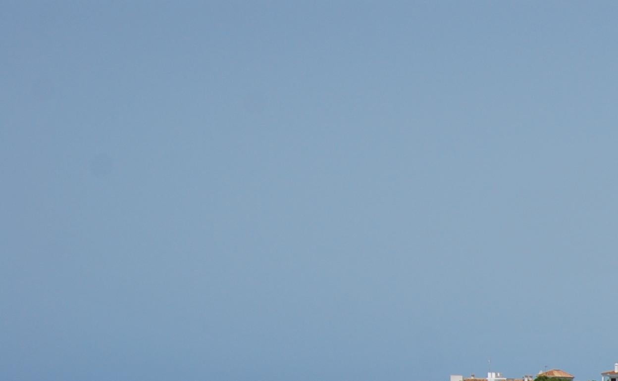 Imagen de las playas de La Caletilla y El Salón desde el Balcón de Europa. 