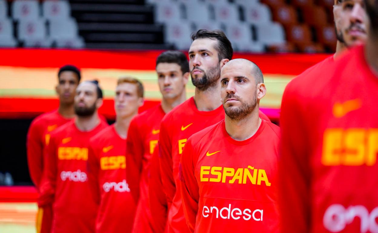 Quino Colom, con gesto serio durante el himno español en los recientes partidos de la selección.