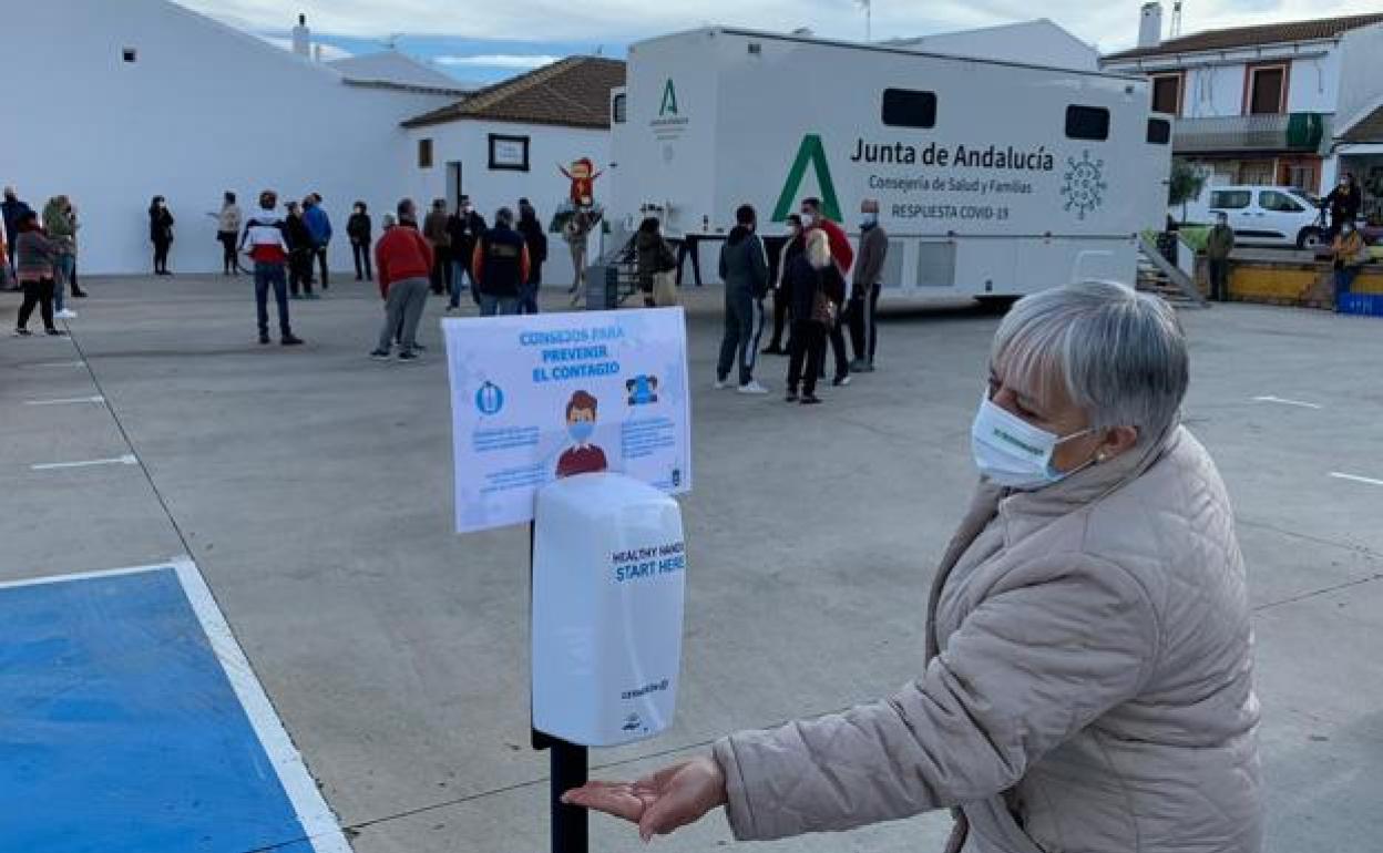 Coronavirus Andalucía: vuelve a bajar la tasa de incidencia, aunque se registran más fallecidos y contagios