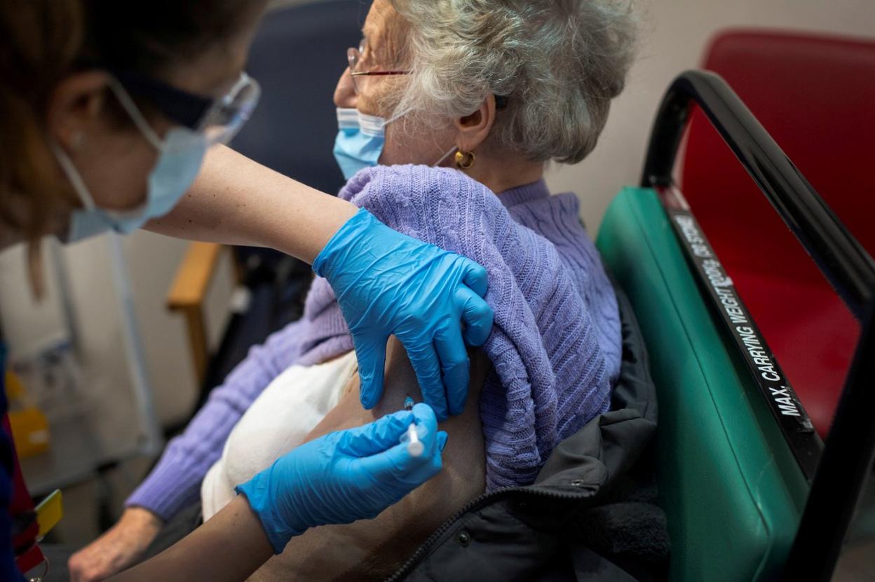 Una anciana recibe la primera dosis de la vacuna de Pfizer en el Reino Unido. v. Jones / reuters