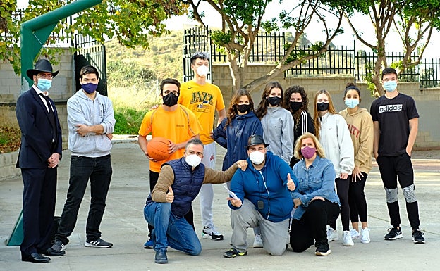 Algunos de los profesores y alumnos que han participado en el vídeo. 