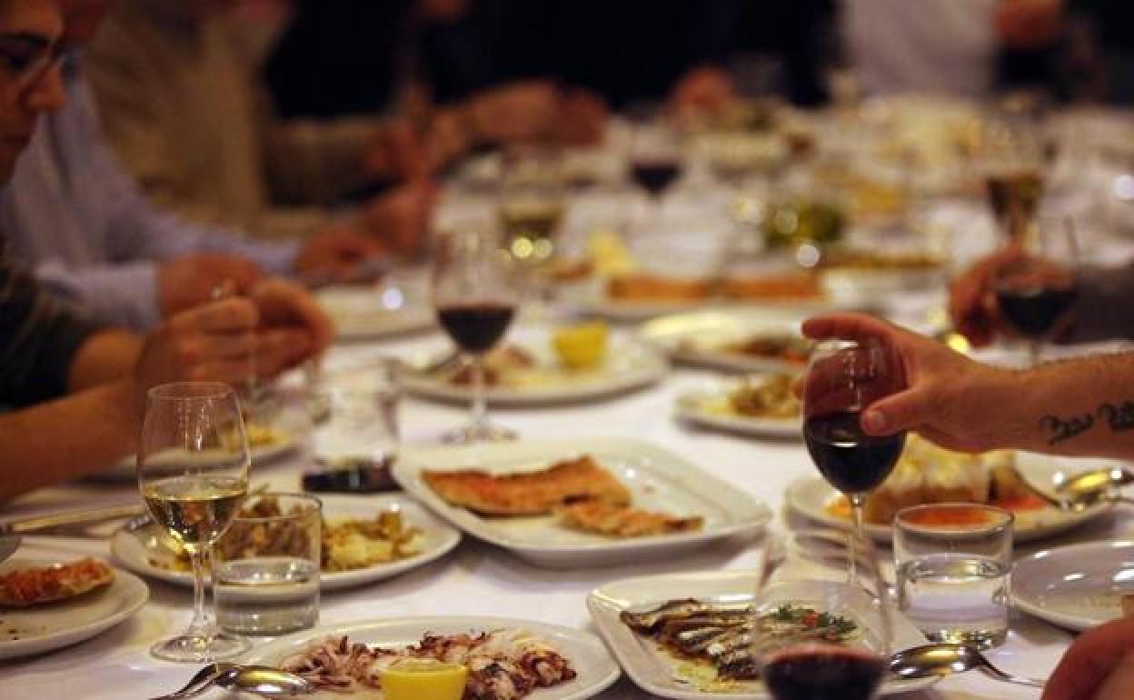 Andalucía incluye finalmente el término «allegado» para las celebraciones familiares por imposición del Gobierno