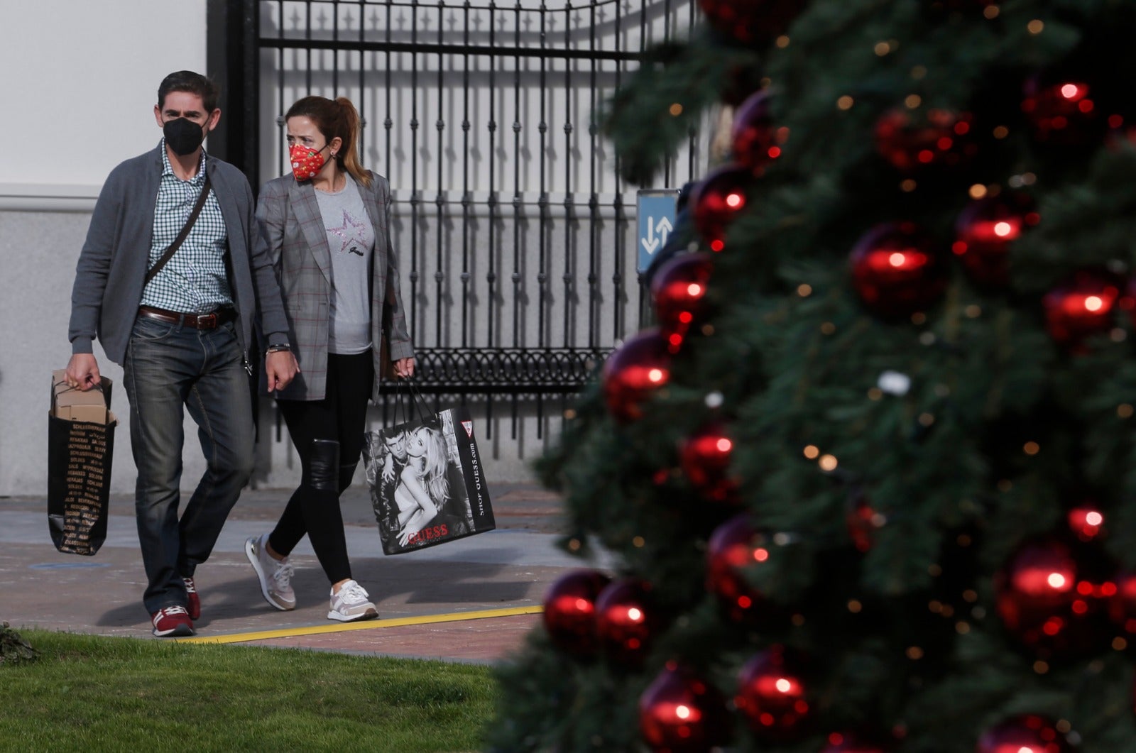 Los vecinos de fuera de Málaga aprovechan la reapertura de la movilidad entre municipios de las misma provincia y acuden a centros comerciales como el de Plaza Mayor. 