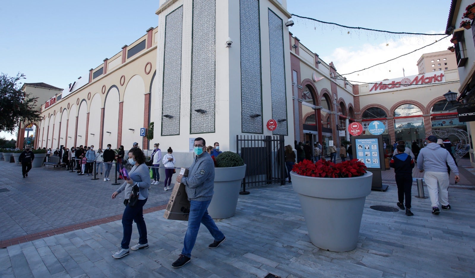 Los vecinos de fuera de Málaga aprovechan la reapertura de la movilidad entre municipios de las misma provincia y acuden a centros comerciales como el de Plaza Mayor. 