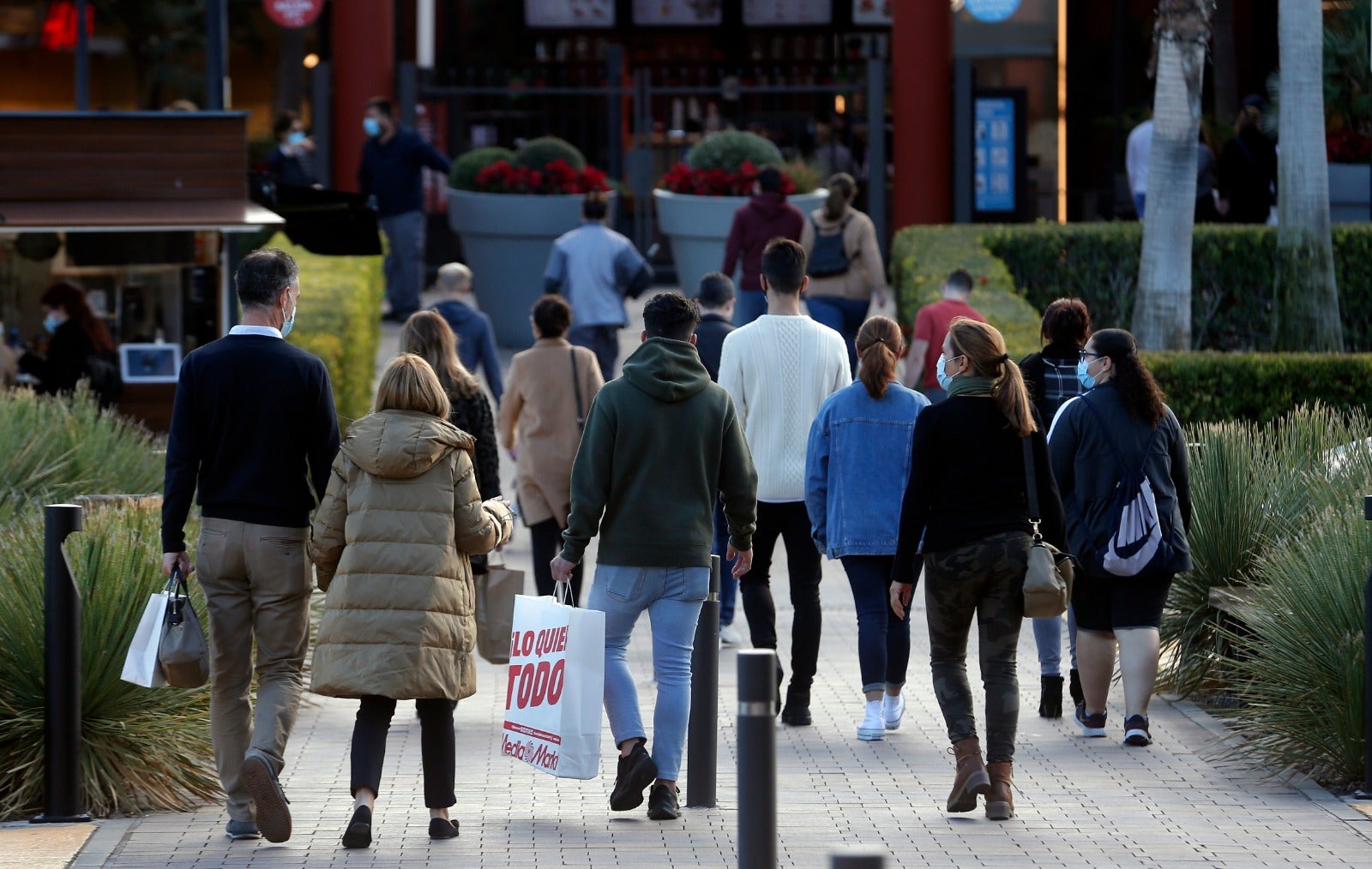 Los vecinos de fuera de Málaga aprovechan la reapertura de la movilidad entre municipios de las misma provincia y acuden a centros comerciales como el de Plaza Mayor. 