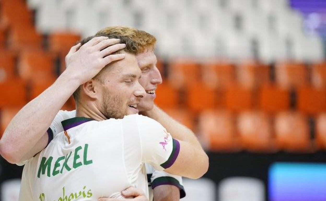 Mekel y Alberto Díaz se felicitan tras una victoria del equipo. 