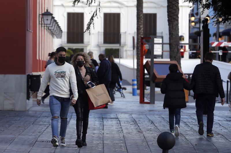 El cierre de bares y restaurantes reduce a partir de las seis la afluencia al Centro en el primer día con movilidad entre municipios