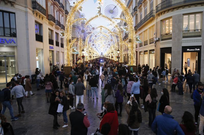 El cierre de bares y restaurantes reduce a partir de las seis la afluencia al Centro en el primer día con movilidad entre municipios