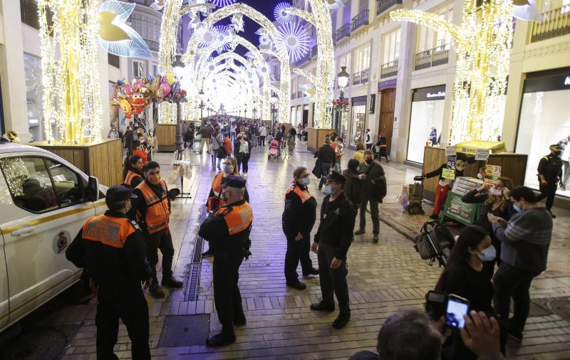 El cierre de bares y restaurantes reduce a partir de las seis la afluencia al Centro en el primer día con movilidad entre municipios