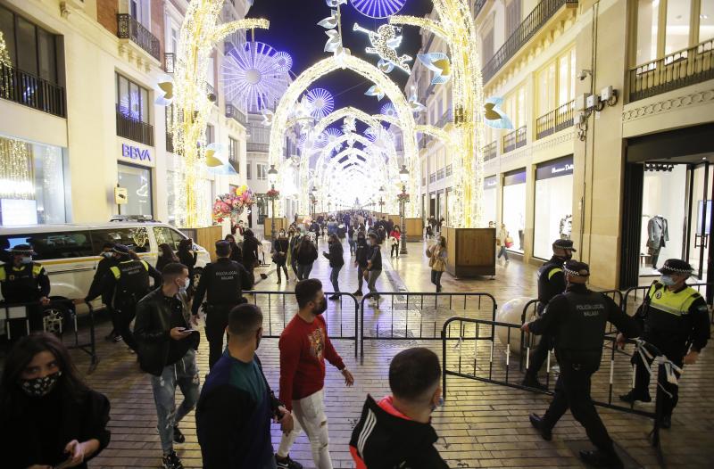 El cierre de bares y restaurantes reduce a partir de las seis la afluencia al Centro en el primer día con movilidad entre municipios